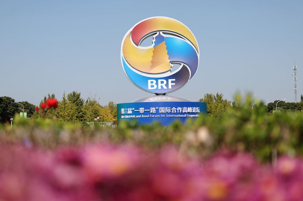 這是在北京市北土城路附近拍攝的“一帶一路”國(guó)際合作高峰論壇景觀布置（2023年10月16日攝）。