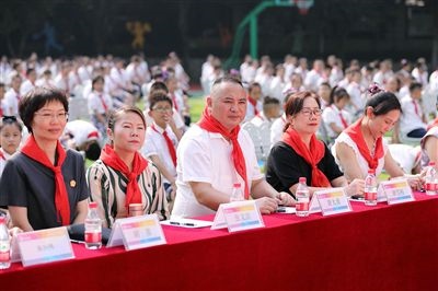 圖②：全國人大代表與朵力小學(xué)學(xué)生一起聽課。