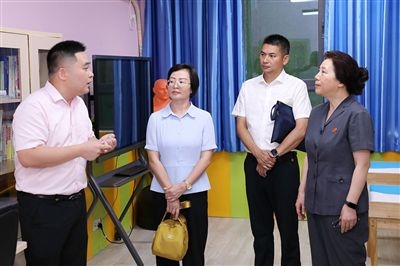 圖③：“小公民法律課堂”開講前，全國人大代表殷其龍（右二）、重慶市人大代表李自玲（左二）聽取楊家坪中學(xué)負(fù)責(zé)人關(guān)于未成年人思想教育工作情況的介紹。