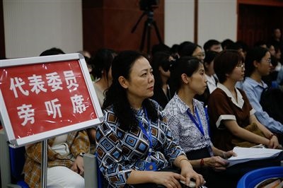 圖④：重慶五中院在西南政法大學(xué)開庭審理一起執(zhí)行異議之訴二審案，重慶市人大代表張濤（左一）、周藝梅（左二）和學(xué)生一起觀摩庭審。