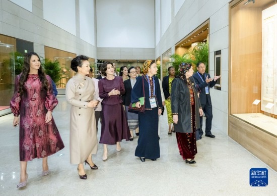  10月18日上午，國家主席習(xí)近平夫人彭麗媛邀請出席第三屆“一帶一路”國際合作高峰論壇的外方領(lǐng)導(dǎo)人夫人參觀中國工藝美術(shù)館（中國非物質(zhì)文化遺產(chǎn)館）。這是彭麗媛同外方領(lǐng)導(dǎo)人夫人聽取中華戲曲文化介紹。新華社記者 翟健嵐 攝