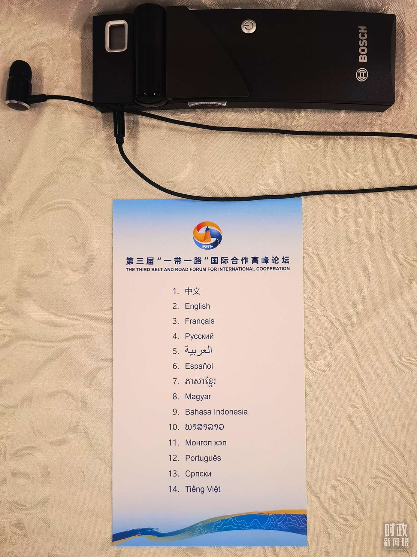 △開幕式現(xiàn)場(chǎng)提供14種語言的同聲傳譯。（總臺(tái)央視記者范學(xué)禹拍攝）