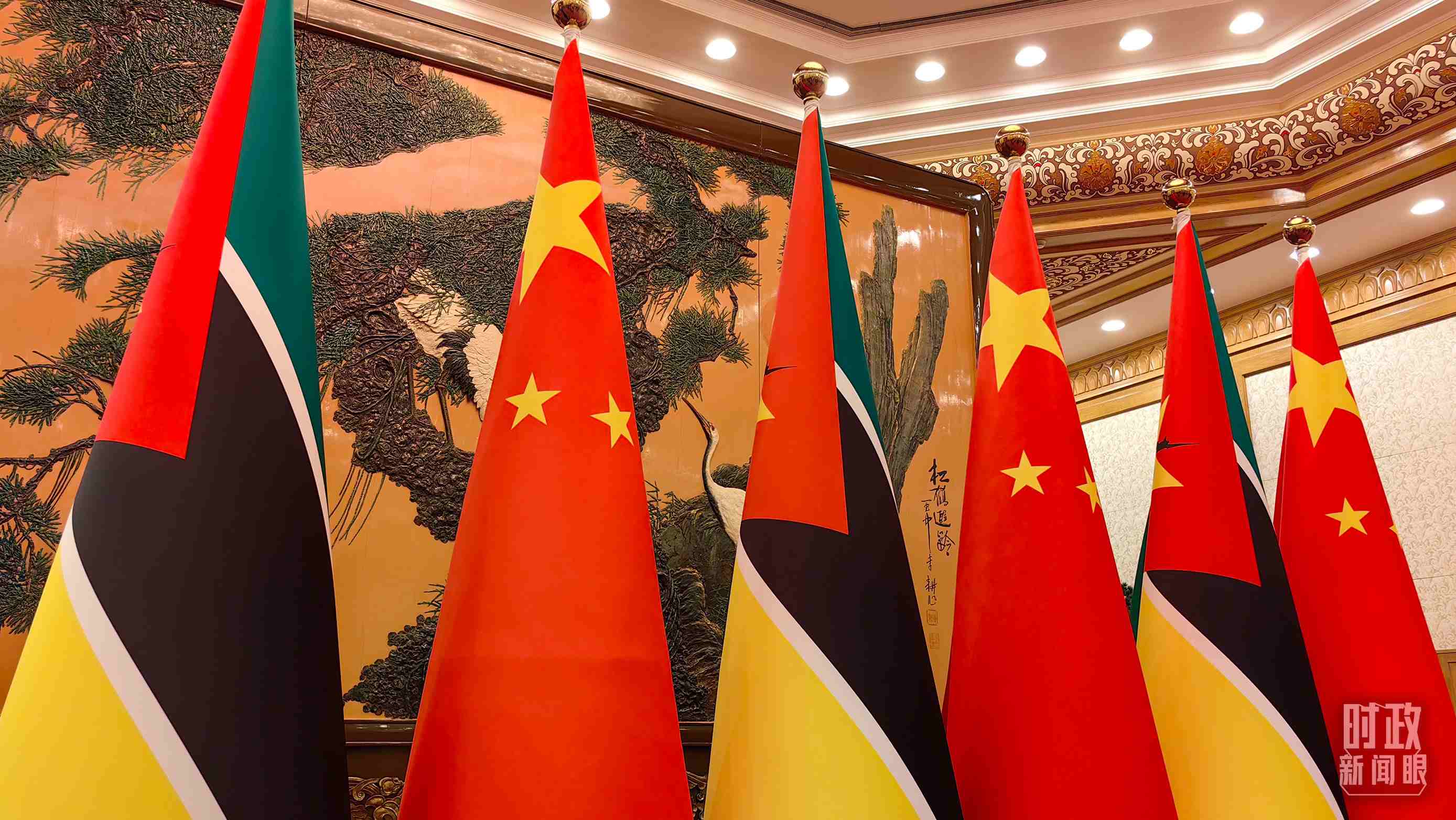 △會見現(xiàn)場，中國、莫桑比克兩國國旗。（總臺央廣記者潘毅拍攝）