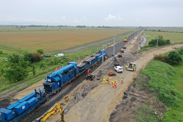 這是匈塞鐵路匈牙利段孔圣米克洛什-陶什站施工現(xiàn)場（5月30日攝，無人機照片）。新華社發(fā)（中國中鐵匈塞鐵路項目經(jīng)理部供圖）