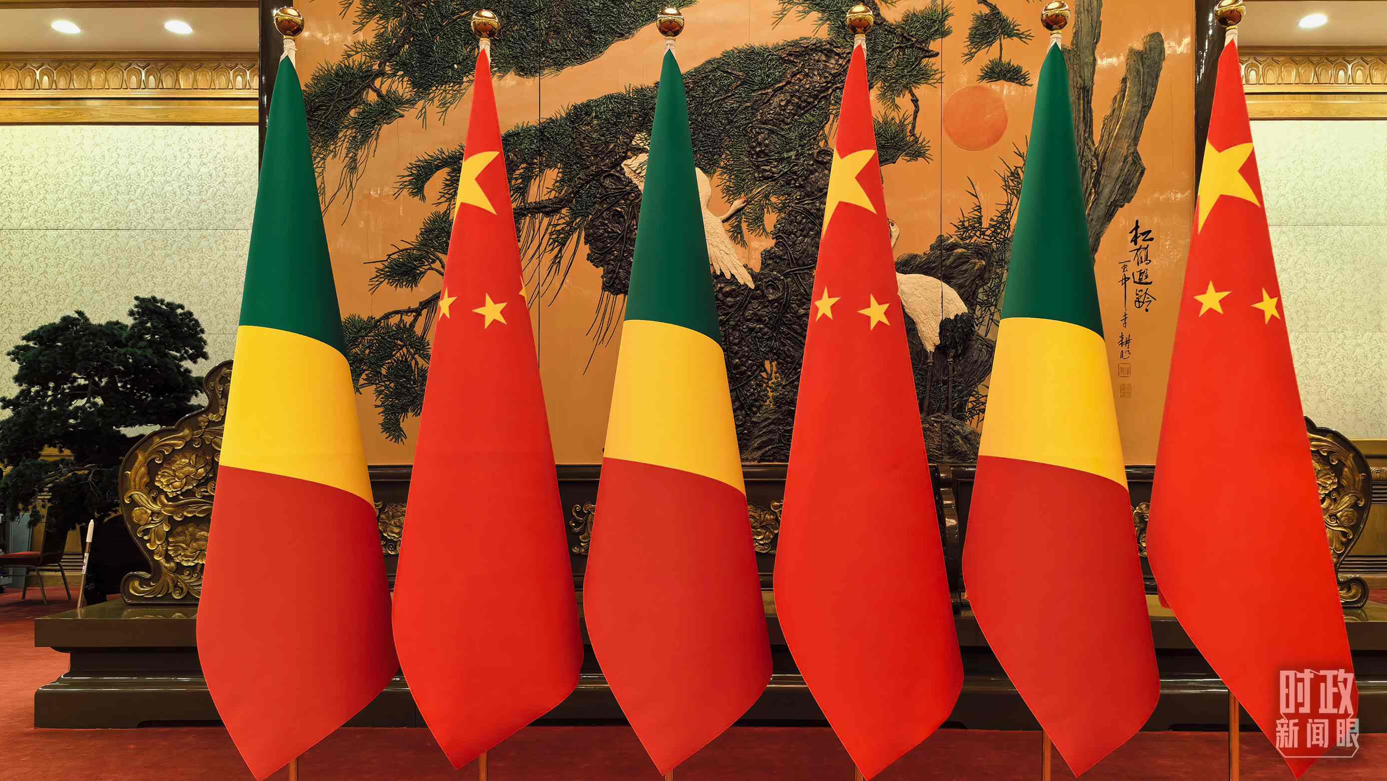 △會見現(xiàn)場的中國、剛果（布）兩國國旗。（總臺央視記者陸泓宇拍攝）