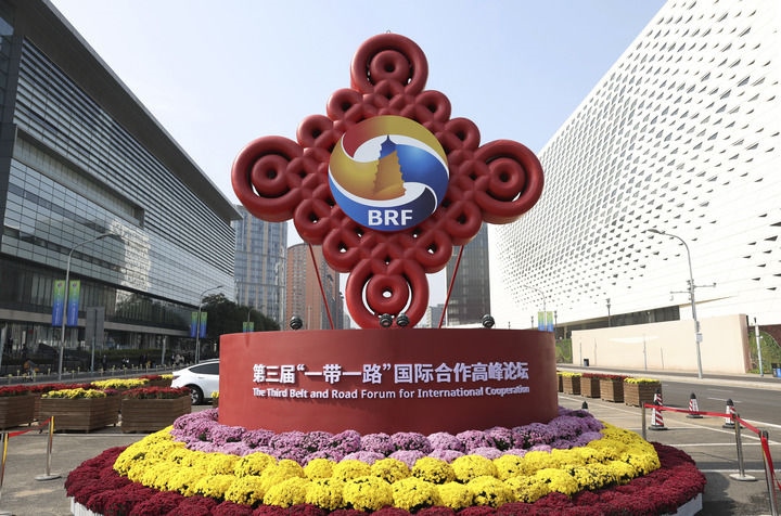 這是在北京國家會議中心附近拍攝的“一帶一路”國際合作高峰論壇景觀布置（10月17日攝）。新華社記者 陳斌 攝