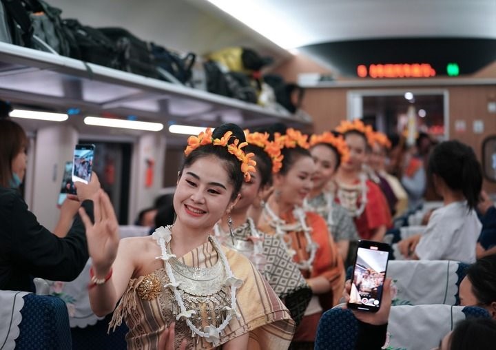 老撾工作人員在中老鐵路上開行的D887次國際旅客列車上表演（4月13日攝）。新華社記者 邢廣利 攝