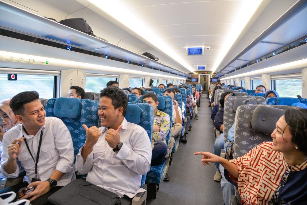 △2023年10月17日，G1137次動車組列車從印尼雅加達(dá)哈利姆車站開出。雅加達(dá)至萬隆最快鐵路運(yùn)行時(shí)間從3個(gè)多小時(shí)縮短至46分鐘。