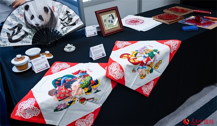 活動現(xiàn)場的現(xiàn)場文創(chuàng)展、互動體驗區(qū)、非遺區(qū)展示。人民網 郭錦標攝