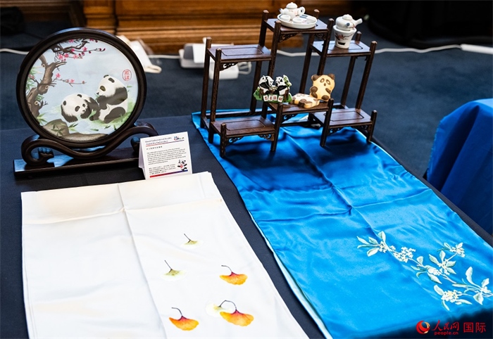 活動現(xiàn)場的現(xiàn)場文創(chuàng)展、互動體驗區(qū)、非遺區(qū)展示。人民網 郭錦標攝