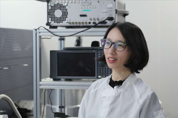 李婧在中國科學(xué)院紫金山天文臺毫米波和亞毫米波技術(shù)實驗室。（受訪者供圖）