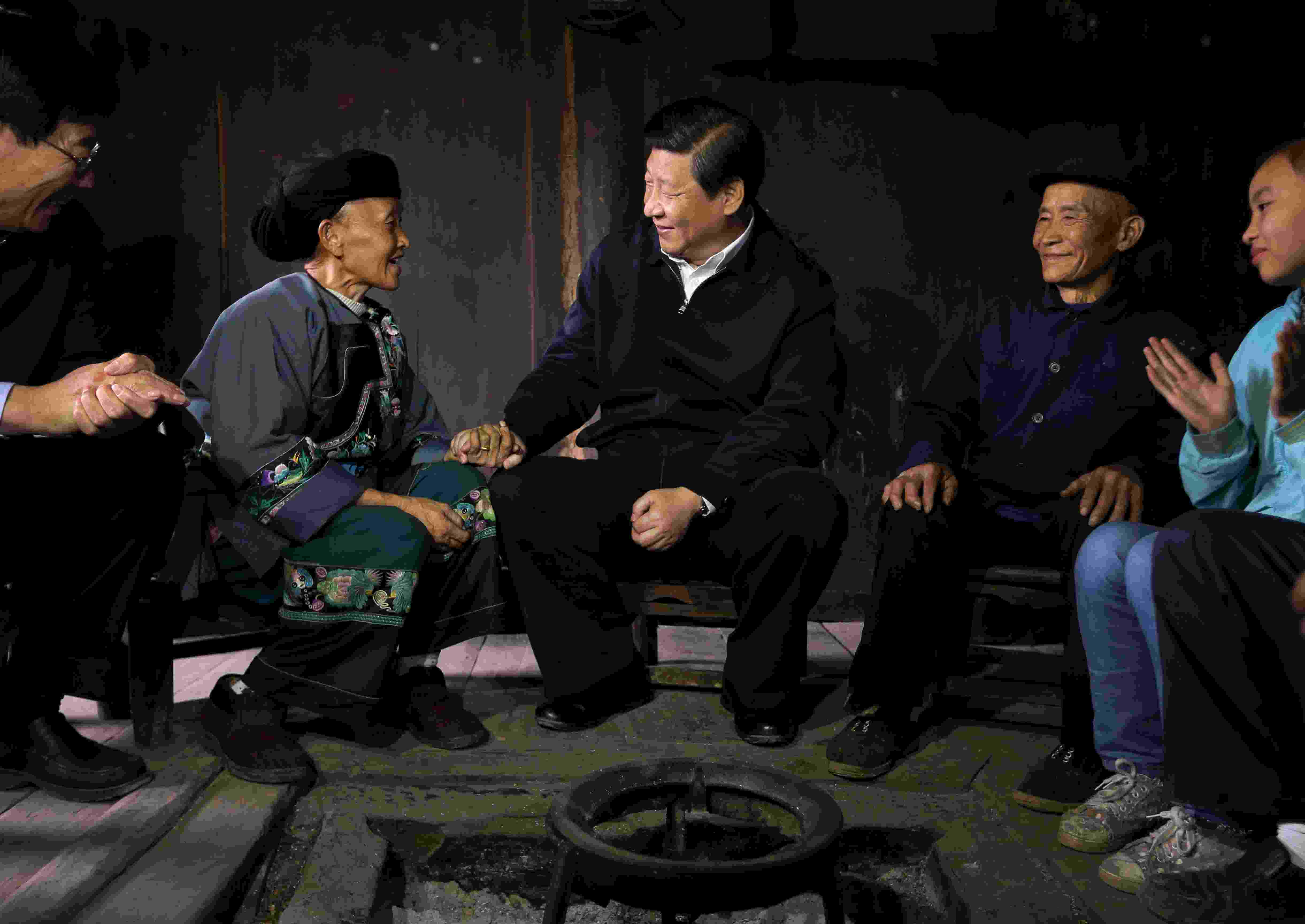 2013年11月3日，習近平在湖南花垣縣十八洞村，與石拔三老人握手交談。