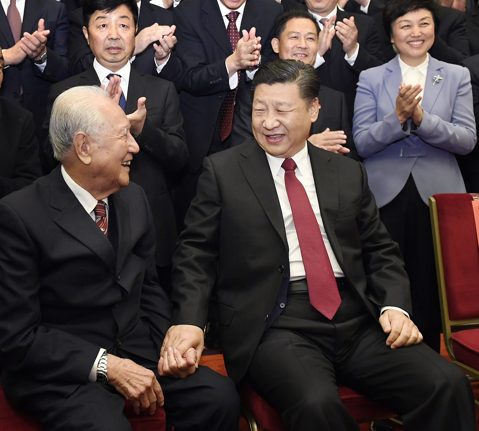 2017年11月17日，全國精神文明建設(shè)表彰大會在北京人民大會堂舉行。圖為習近平邀請黃旭華代表坐在自己身邊合影。