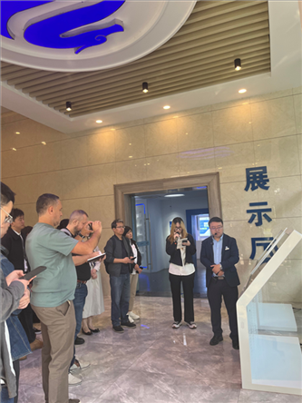 （在文瀾智谷中試產(chǎn)業(yè)基地，中外記者深入了解科技轉(zhuǎn)化情況 趙橙涔攝）
