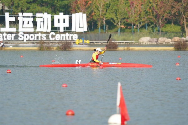 10月23日，杭州第4屆亞殘運(yùn)會(huì)皮劃艇女子KL1級(jí)比賽，中國(guó)隊(duì)選手謝毛三在比賽中。人民網(wǎng)記者 李乃妍攝