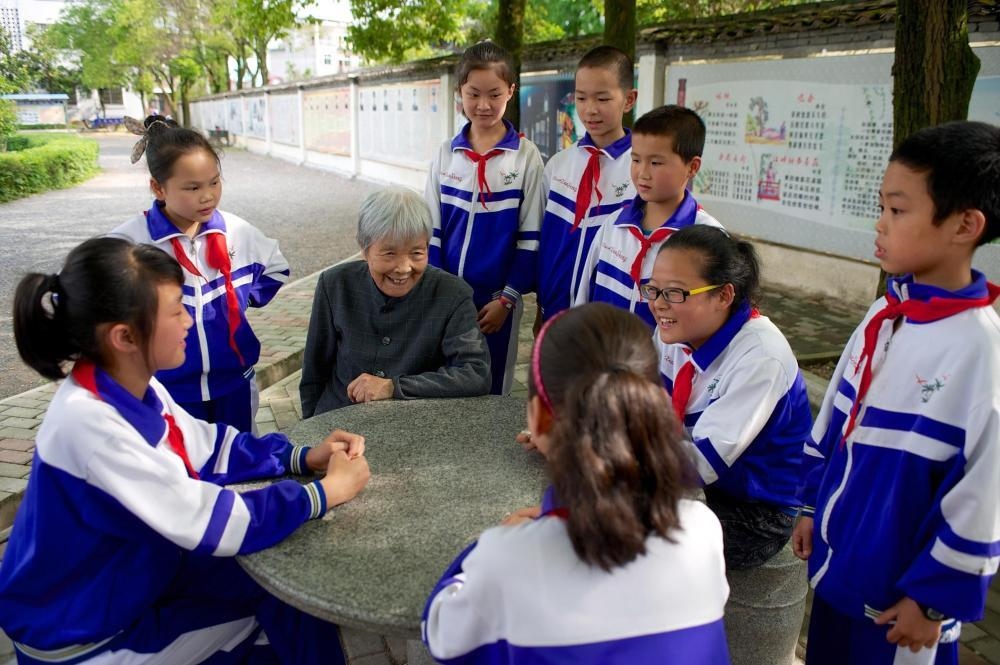 △2013年5月21日，龔全珍老人和江西萍鄉(xiāng)市蓮花縣的孩子們在一起。