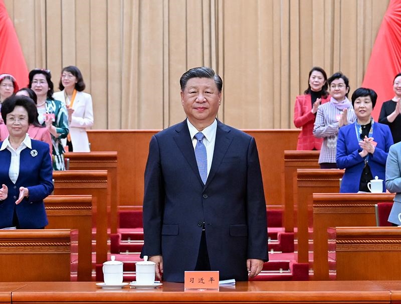 △2023年10月23日，中國婦女第十三次全國代表大會在北京人民大會堂開幕。這是習近平總書記在主席臺向與會代表致意。