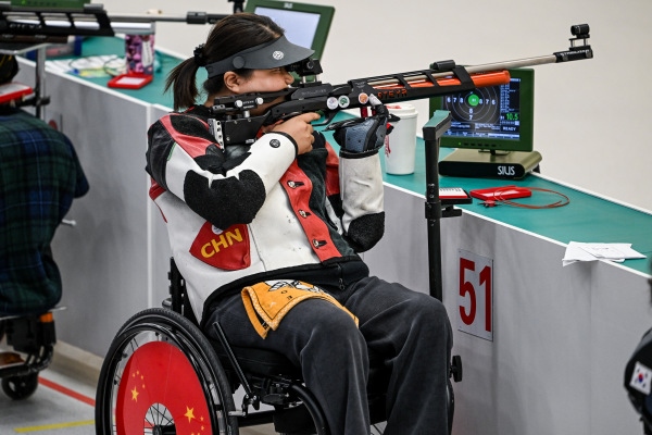 10月23日，杭州第4屆亞殘運會射擊(R2)SH1級女子10米氣步槍立射資格賽舉行。圖為中國隊選手張翠平在比賽中。圖片來源：杭州亞殘組委