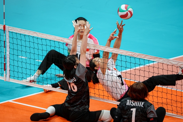 10月24日，杭州第4屆亞殘運會坐式排球女子單循環(huán)賽舉行。圖為選手們在比賽中。圖片來源：杭州亞殘組委