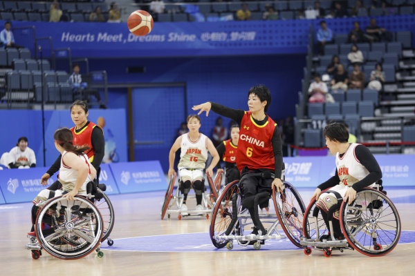 10月24日，杭州第4屆亞殘運會輪椅籃球女子預賽舉行。圖為選手們在比賽中。圖片來源：杭州亞殘組委