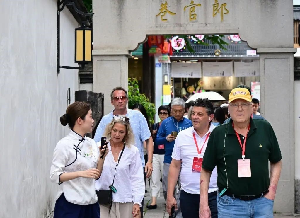 △2023年6月27日，“鼓嶺之友”部分成員和中美各界人士在福建福州南后街三坊七巷參觀訪問。