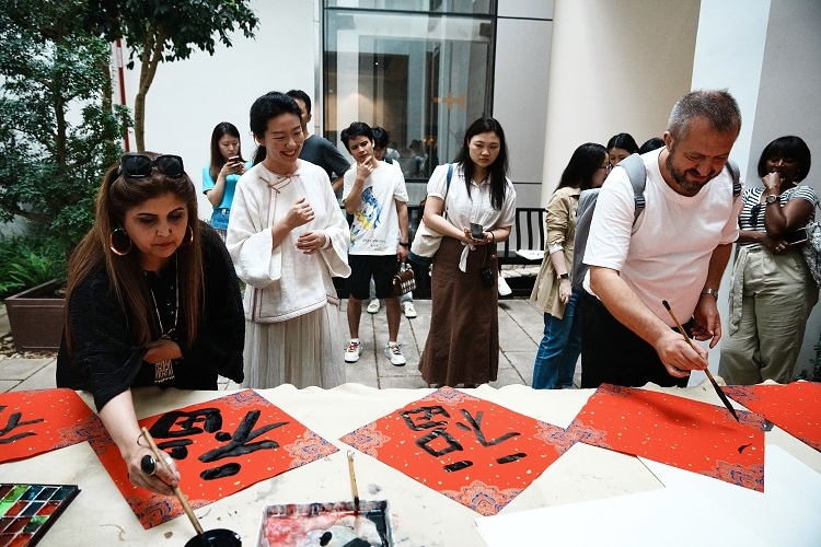 首屆國際傳播“絲路獎”獲獎代表等在廣州市荔灣區(qū)永慶坊參加文化交流活動。楊爍壁、王燕攝影報道