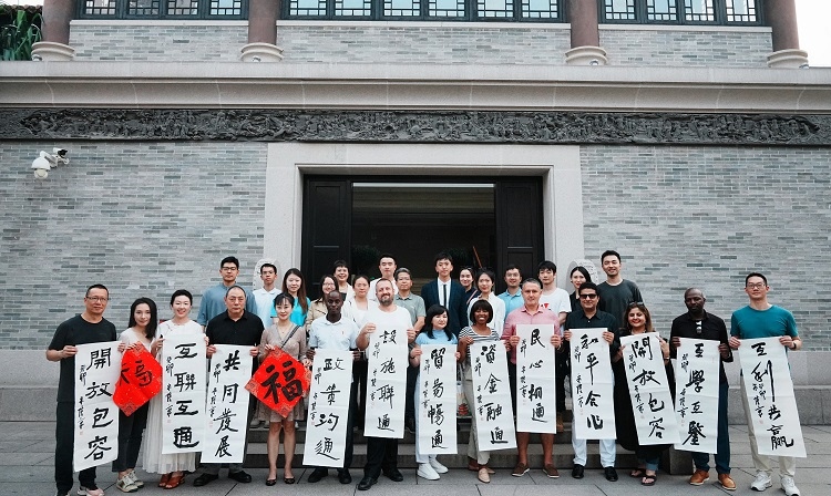 首屆國際傳播“絲路獎”獲獎代表等在廣州市荔灣區(qū)永慶坊參加文化交流活動。楊爍壁、王燕攝影報道