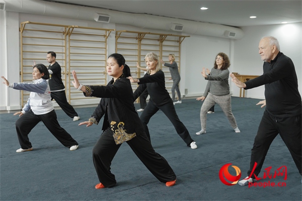 阿根廷武術俱樂部協(xié)會副會長陳敏正在教學。人民網(wǎng)記者 張若涵攝