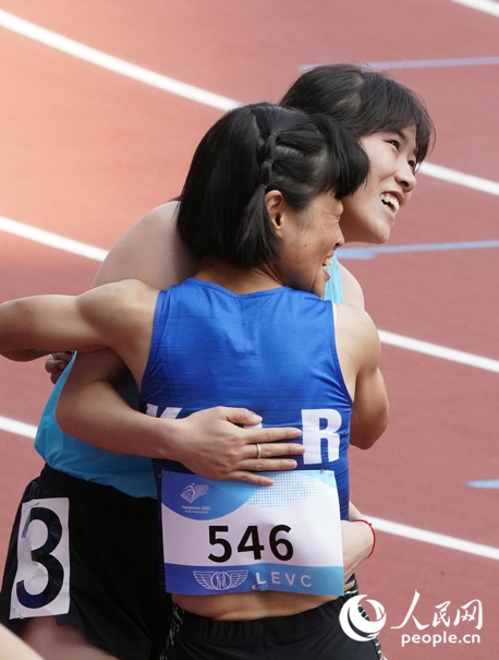 10月23日，杭州亞殘運(yùn)會田徑女子200米T36級比賽結(jié)束后，中國體育代表團(tuán)選手史逸婷(后)與韓國選手全珉彩相擁慶祝。人民網(wǎng)記者 胡雪蓉攝