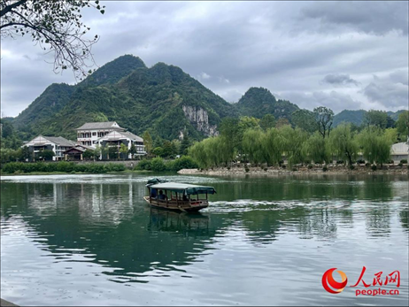秋日的邊城鎮(zhèn)，青山滴翠、碧水含情。人民網(wǎng) 周靜圓攝