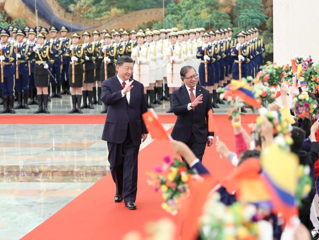 10月25日下午，國(guó)家主席習(xí)近平在北京人民大會(huì)堂同來華進(jìn)行國(guó)事訪問的哥倫比亞總統(tǒng)佩特羅舉行會(huì)談。這是會(huì)談前，習(xí)近平在人民大會(huì)堂北大廳為佩特羅舉行歡迎儀式。