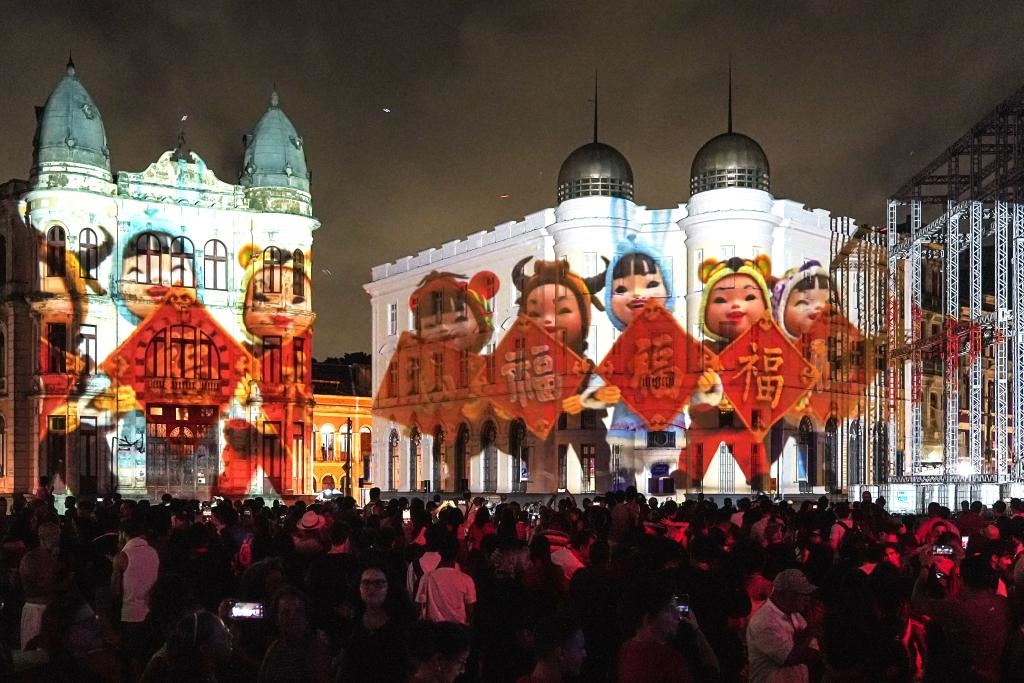 1月19日，在巴西累西腓市舉行的中國(guó)春節(jié)慶祝活動(dòng)上，大型燈光秀點(diǎn)亮夜空。