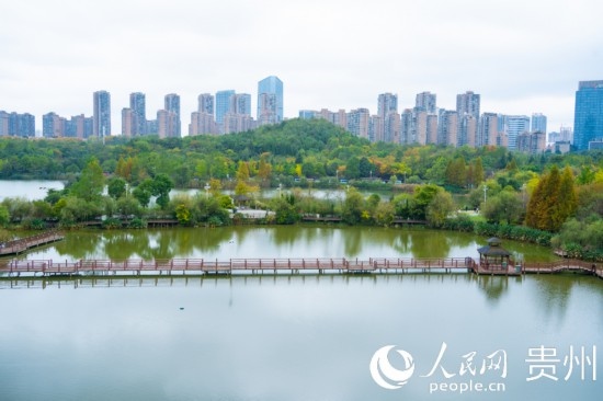 秋日時節(jié)，觀山湖公園景色美不勝收。人民網(wǎng) 陽茜攝