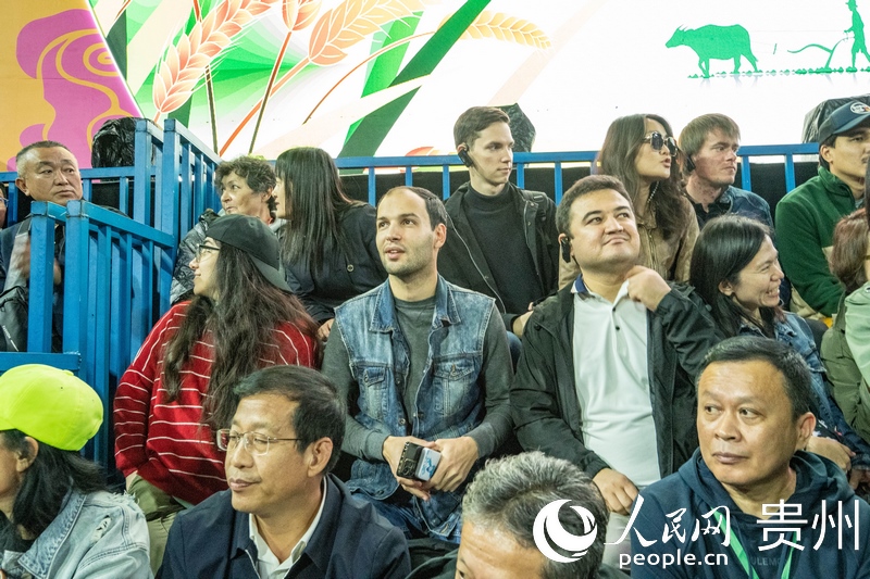 “村BA”決賽現(xiàn)場(chǎng)，看臺(tái)座無(wú)虛席。人民網(wǎng) 陽(yáng)茜攝