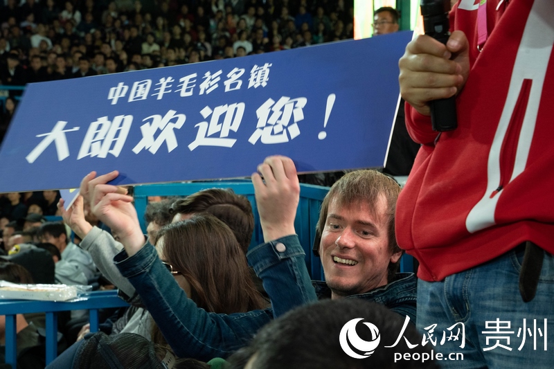 外媒記者舉起手牌為運(yùn)動(dòng)員加油。人民網(wǎng) 陽(yáng)茜攝