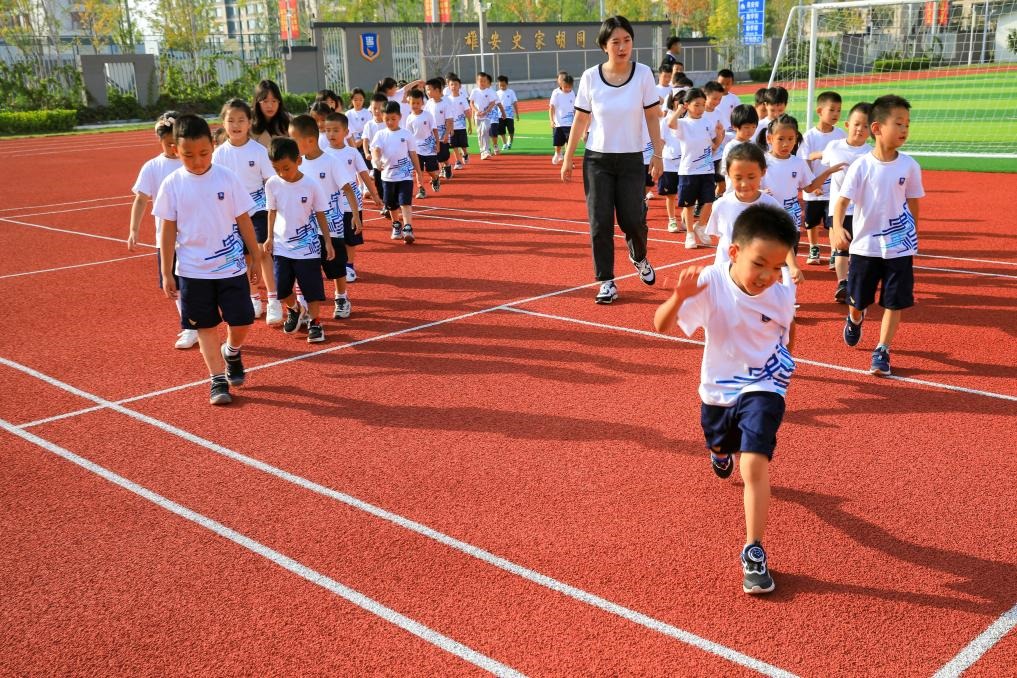2023年9月，雄安史家胡同小學(xué)的學(xué)生們?cè)诓賵?chǎng)上活動(dòng)。新華社記者張鋮 攝