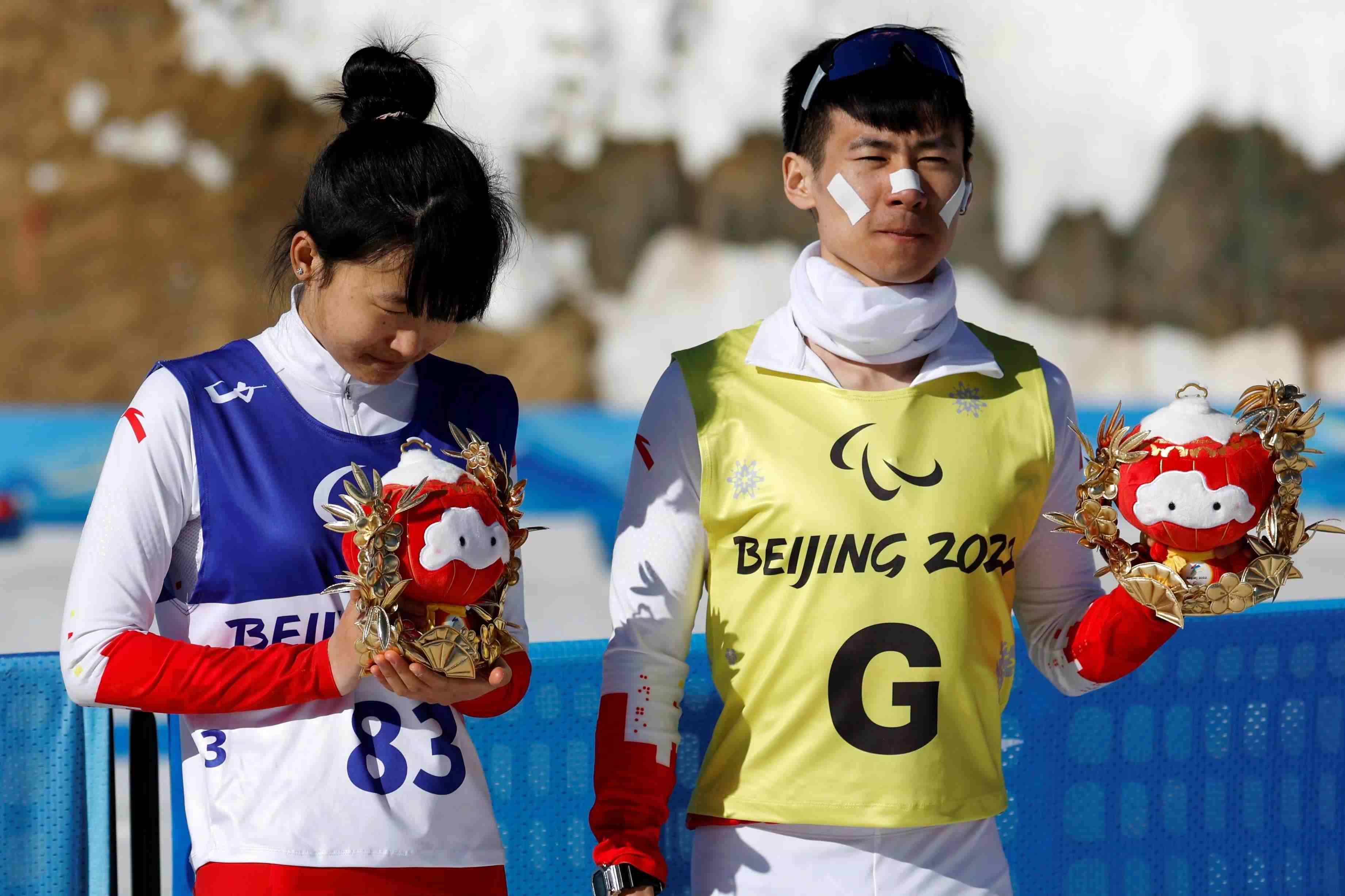 △2022年3月8日，在2022冬殘奧會(huì)殘奧冬季兩項(xiàng)女子中距離（視障）比賽中，中國(guó)選手王躍（左）獲季軍。