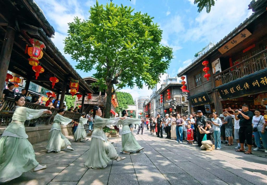 國(guó)慶節(jié)期間，福州市三坊七巷歷史文化街區(qū)上演《尋夢(mèng)閩都》快閃。新華社發(fā)