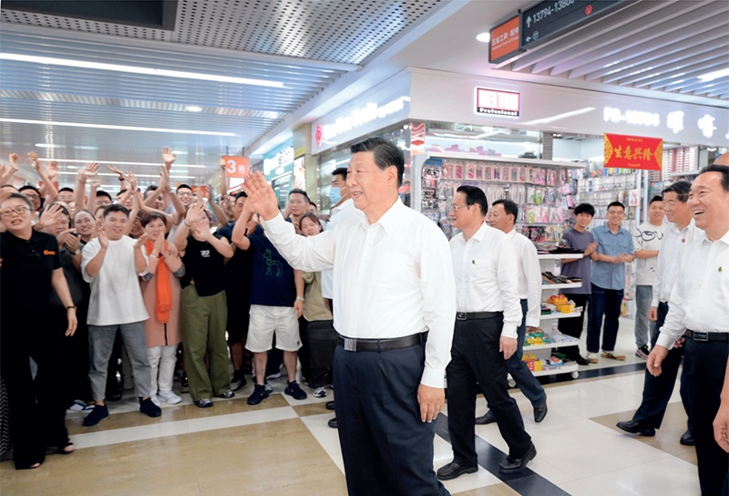 2023年9月20日至21日，中共中央總書記、國家主席、中央軍委主席習(xí)近平在浙江考察。這是20日上午，習(xí)近平在義烏國際商貿(mào)城考察時(shí)，同商戶親切交流。 新華社記者 李學(xué)仁/攝
