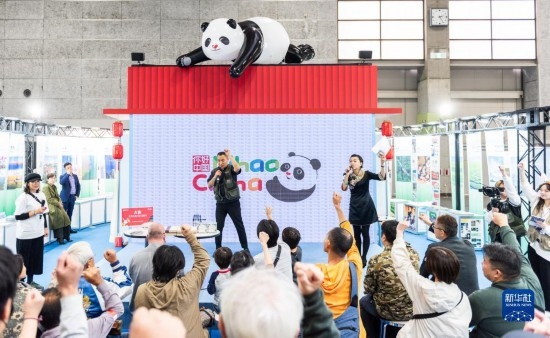 10月29日，游客在日本大阪國際會展中心中國館參與中國旅游知識問答活動。新華社發(fā)（中國駐大阪旅游辦事處供圖）