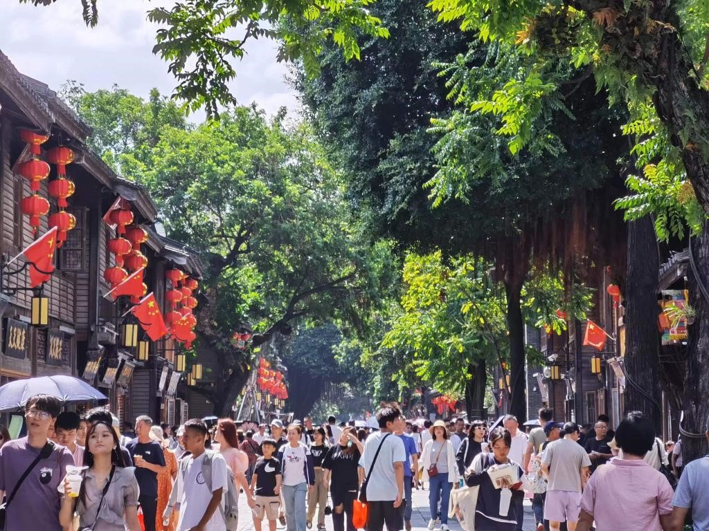 國(guó)慶節(jié)期間，三坊七巷歷史文化街區(qū)游人如織。新華社發(fā)