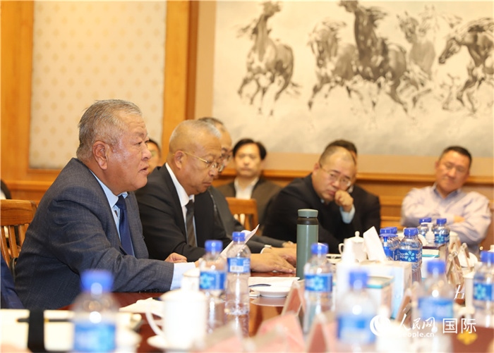 2.2023年10月30日，張義波（左一）會長匯報商會工作情況。人民網(wǎng)記者 霍文攝