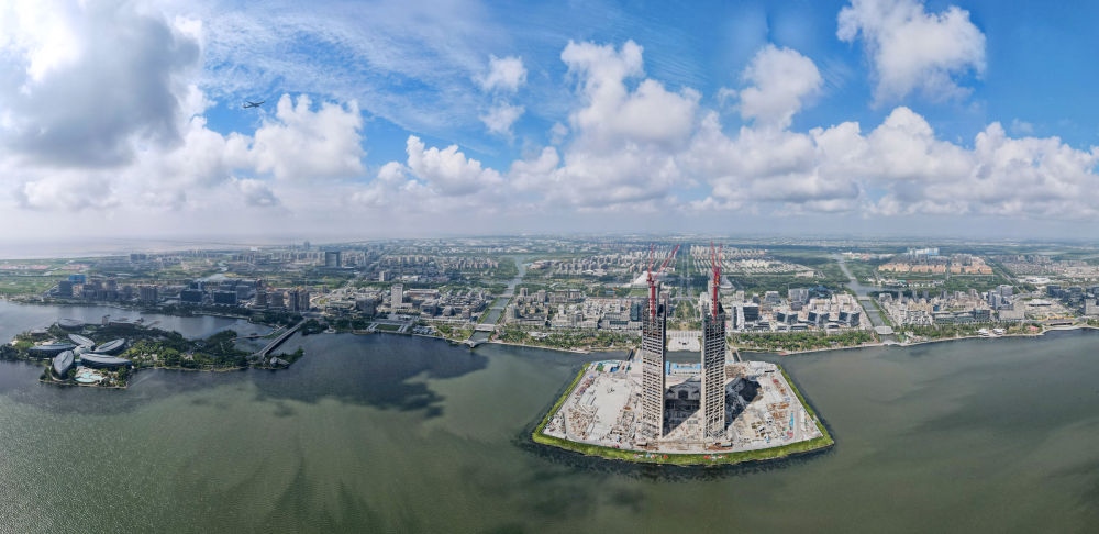 2022年9月4日，在服貿(mào)會首鋼園區(qū)金融服務(wù)專題展上，參觀者在中國民生銀行展臺咨詢金融業(yè)務(wù)。新華社記者 金皓原 攝