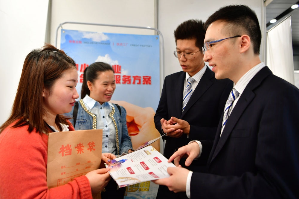 2019年5月9日，兩名鞋業(yè)公司的工作人員（左一和左二）向銀行工作人員咨詢中小微企業(yè)金融服務(wù)方案細則。當日，福建自貿(mào)區(qū)福州片區(qū)稅企銀三方對接會在馬尾基金小鎮(zhèn)舉辦，來自傳統(tǒng)制造業(yè)、物聯(lián)網(wǎng)和電子商務(wù)等行業(yè)的企業(yè)代表參加對接會。新華社記者 魏培全 攝