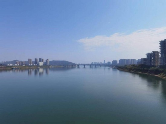 10月24日，在清水塘大橋景觀通道上拍攝的湘江景色。本報記者 常雯宜攝