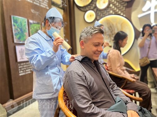  （外媒記者體驗艾灸。中國經(jīng)濟周刊記者 郭志強 攝）