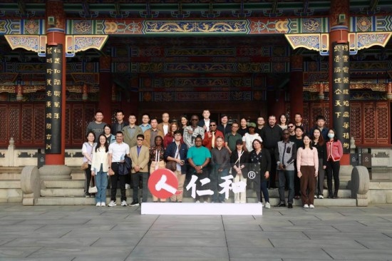 2023“一帶一路”媒體合作論壇聯(lián)合采訪(fǎng)團(tuán)參觀(guān)仁和集團(tuán)。（受訪(fǎng)者供圖）