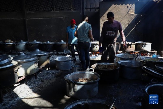 11月3日，在加沙地帶南部城市拉法，人們在煤氣中斷后用柴火做飯。新華社發(fā)（里澤克·阿卜杜勒賈瓦德攝）
