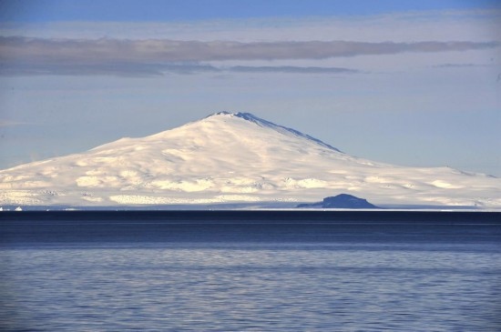 羅斯海沿岸的火山。新華社記者 張建松 攝