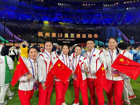 杭州亞運(yùn)會(huì)閉幕式上，教練李紅（右三）和隊(duì)員們合影（左二為龔莉）。受訪者供圖